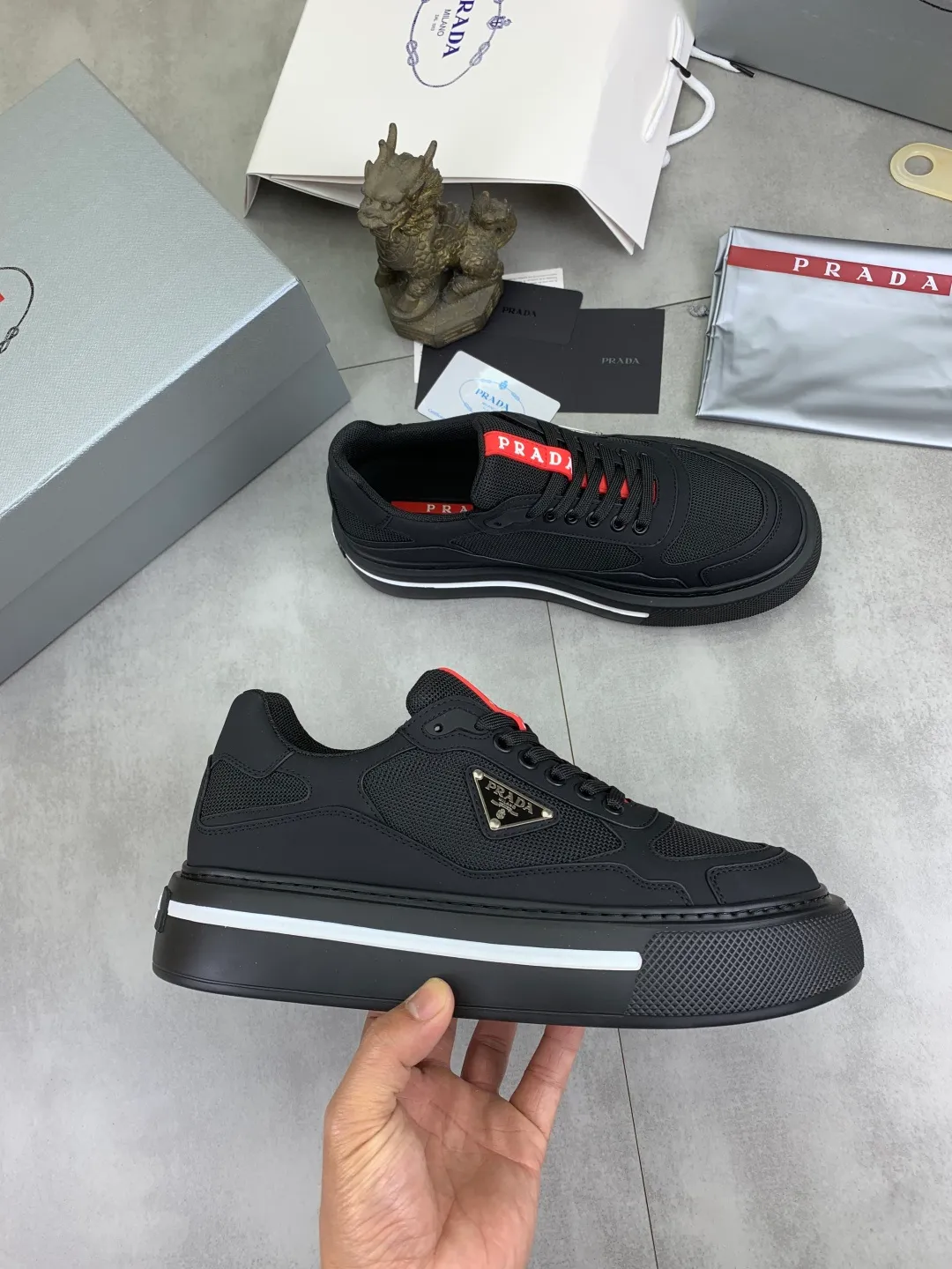 Men's shoes 💰P580💰 [New model] popular models are on the official website, 🆘 Trendy brand (Prada) mainly promotes popular models, avant-garde and versatile fashionable men's shoes private version mold opening, cowhide surface splicing 1:1 replica... fashionable and simple, original imported cowhide lining cowhide feet; the atmosphere and personality are more fashionable, eye-catching and pursuing class. It will subvert the old idea and be a must-have for fashion trendsetters with you! Must keep it for yourself! Tall and comfortable, large and low, high-end quality workmanship. Size: 38-45 3⃣️colors available.
